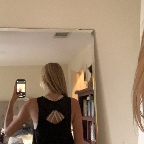 Lightweight shirt great for exercise or chilling cute back opening - Picture 5 of 5